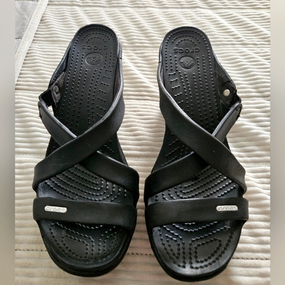 CROCS Cyprus Black Heel Sandals Crisscross Straps and Textured Footbed Size 10 - Picture 1 of 8